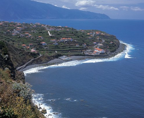 Levadas, üppige Vegetation und raue Küsten
