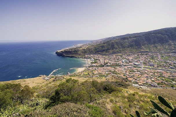 Levadas, üppige Vegetation und raue Küsten