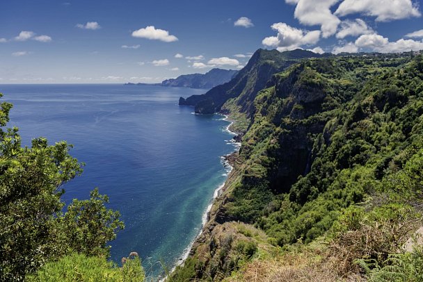 Levadas, üppige Vegetation und raue Küsten