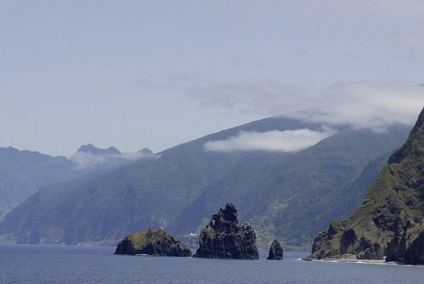 Levadas, üppige Vegetation und raue Küsten