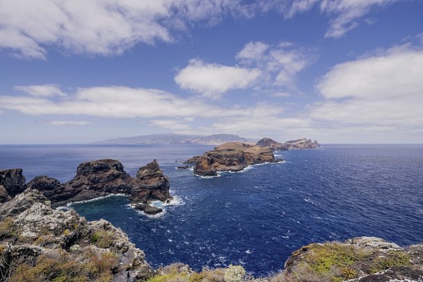 Levadas, üppige Vegetation und raue Küsten