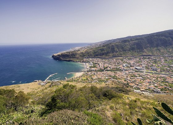 Levadas, üppige Vegetation und raue Küsten