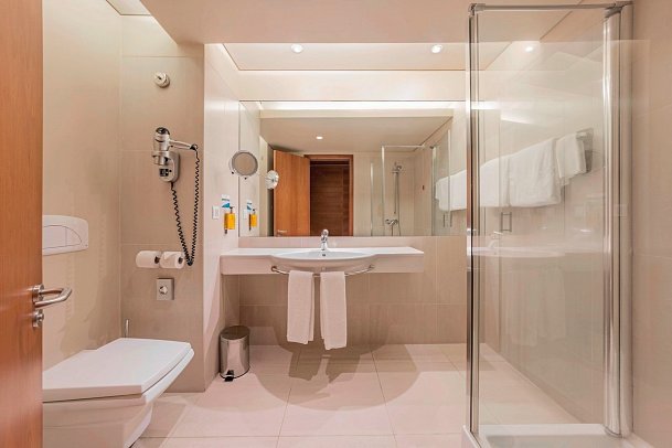 The Views Baía - Beispiel Bad Doppelzimmer (Zimmercodierung DBL)