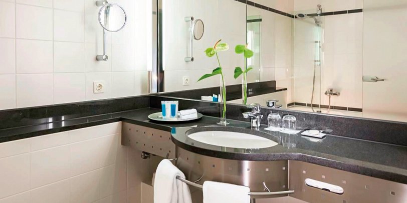 Dorint Pallas Wiesbaden - Beispiel Bad Doppelzimmer Standard (Zimmercodierung DG1)