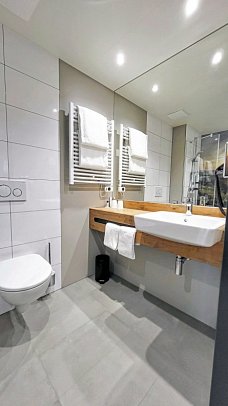 Mountain View Hotel Willingen BW Signature Collection by Best Western - Beispiel Bad Doppelzimmer (Zimmercodierungen DB1, DC1 & FB1)