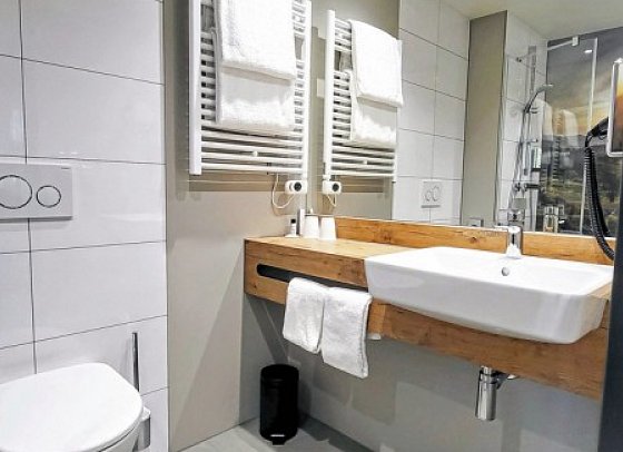 Mountain View Hotel Willingen BW Signature Collection by Best Western - Beispiel Bad Doppelzimmer (Zimmercodierungen DB1, DC1, DC2 & FB1)