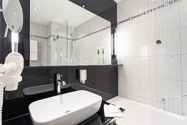 Sauerland Stern Hotel - Wohnbeispiel Bad (Zimmercodierungen FB1, DG1, DC1, DG2, FB2, DC2, DX1, FX1, DX2, FX2, DX3 & FX3)