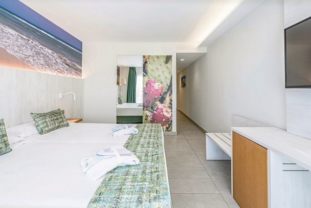 FERGUS Cactus Garden - Wohnbeispiel Juniorsuite mit seitl. Meerblick