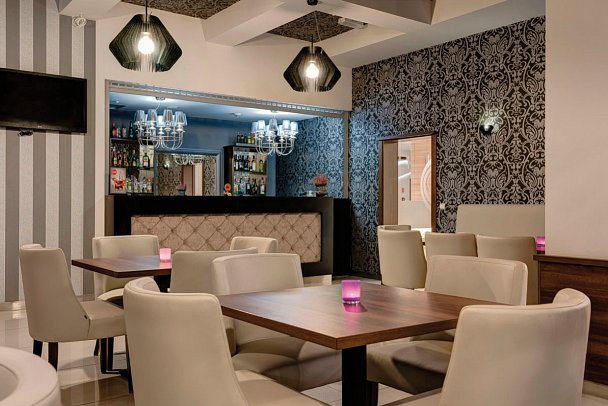 Olymp III - Bar mit Sitzgelegenheiten