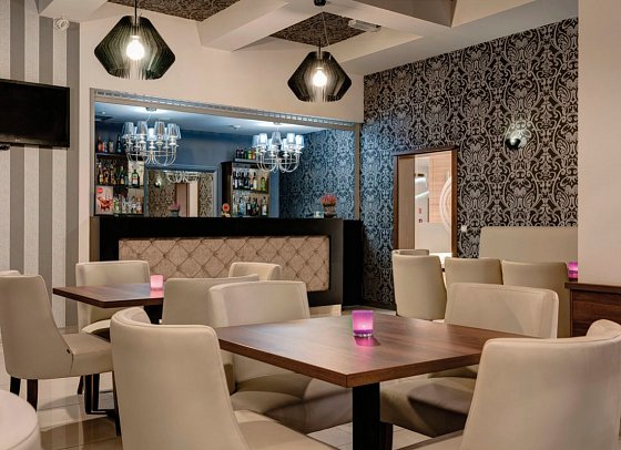 Olymp III - Bar mit Sitzgelegenheiten