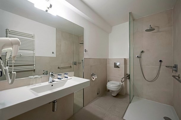 Sandra Spa Pogorzelica - Wohnbeispiel Familienzimmer Economy Classic im Gebäude Sandra (Zimmercodierung FE1)