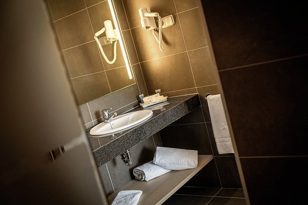 AQUA Hotel Aquamarina & Spa - Badbeispiel Juniorsuite (Zimmercodierung JB1)