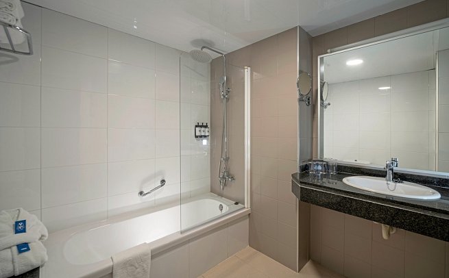 AQUA Hotel The Breeze - Badbeispiel Juniorsuite (Zimmercodierungen JB1 & JB2)