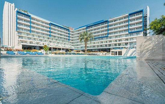 L'Azure Hotel