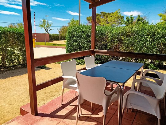 Camping Resort Els Pins - Wohnbeispiel Bungalow Comfort (Zimmercodierungen CB2 & CB3)