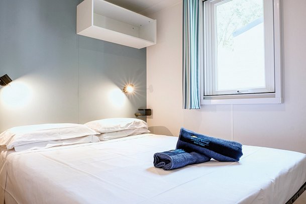 Camping Sènia Cala Gogo (by Happy Camp) - Wohnbeispiel Mobilheim Happy Premium (Zimmercodierung CM1)