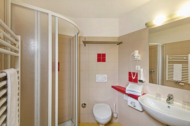 H2O Hotel-Therme-Resort - Beispiel Bad Doppelzimmer Storchenwiese Basic (Zimmercodierungen DB2 & DC2)