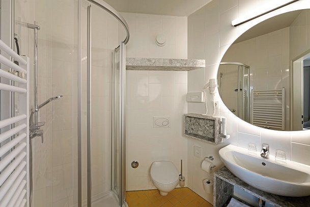 H2O Hotel-Therme-Resort - Beispiel Bad (Zimmercodierungen FB3, FB4, DM1 & DM2)