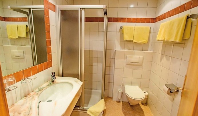 Aktivhotel Pehab - Beispiel Bad Familienzimmer Dachstein (Zimmercodierung FB1)