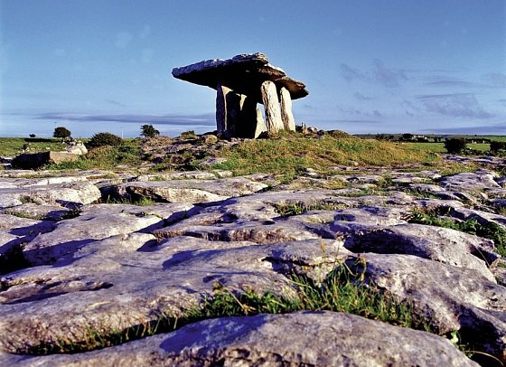 Höhepunkte rund um Galway - Poulnabrone Dolmen, Burren