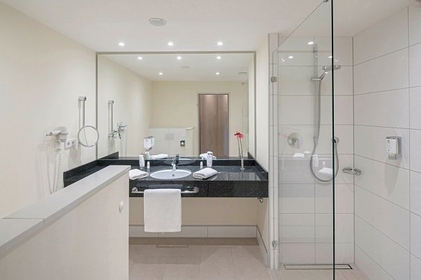 Best Western Premier Castanea Resort Hotel - Beispiel Bad Doppelzimmer Deluxe Loggia (Zimmercodierung DD4)