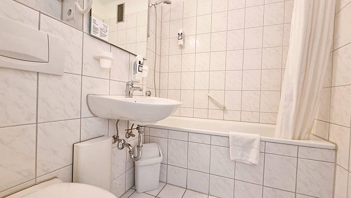 Panorama Inn - Beispiel Bad Doppelzimmer Standard (Zimmercodierungen DG1 & DC1)