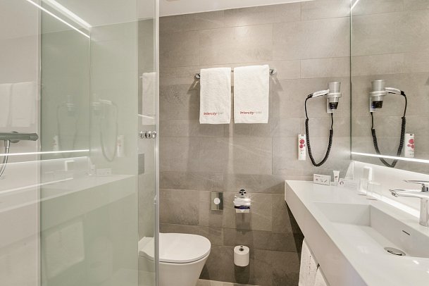 IntercityHotel Hamburg Hauptbahnhof - Beispiel Bad Doppelzimmer (Zimmercodierung DG1)