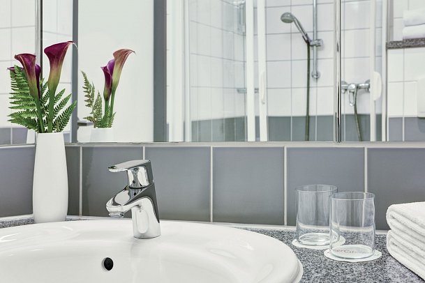 IntercityHotel Hamburg Hauptbahnhof - Beispiel Bad Doppelzimmer (Zimmercodierung DG1)