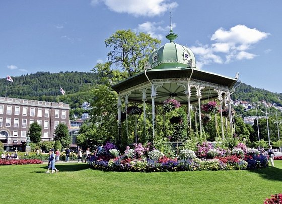ADAC Special: Mit MS Finnmarken auf den Spuren der Postschiffroute - Musikpavillon in Bergen
