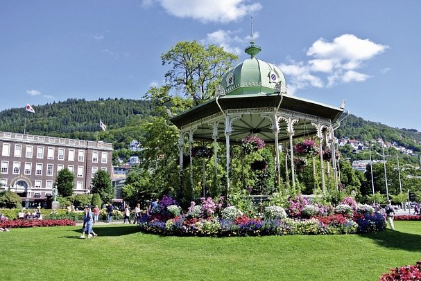 ADAC Special: Mit MS Finnmarken auf den Spuren der Postschiffroute - Musikpavillon in Bergen