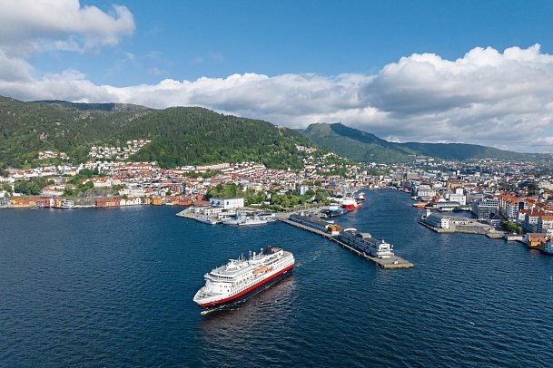 ADAC Special: Mit MS Finnmarken auf den Spuren der Postschiffroute - Hurtigruten in Bergen
