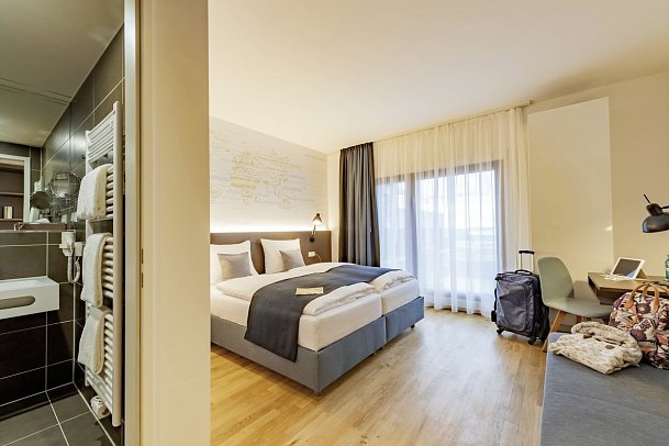 JUFA Hotel Hamburg HafenCity - Wohnbeispiel Dreibettzimmer (Zimmercodierung TB2)