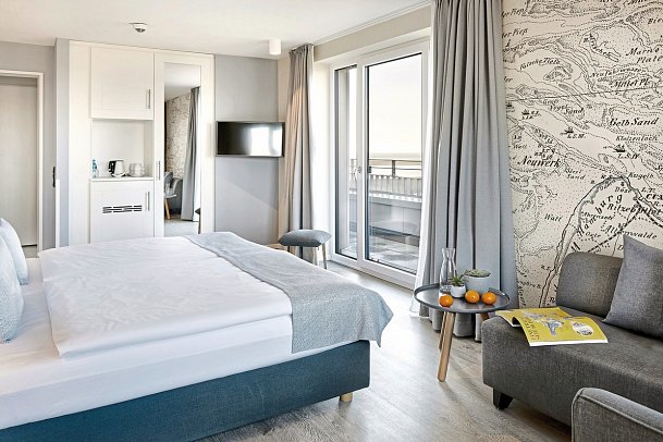 Küstenperle Strandhotel & Spa - Wohnbeispiel Familienzimmer mit seitlichem Meerblick (Zimmercodierung F3N)