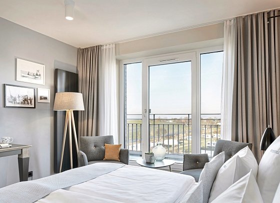 Küstenperle Strandhotel & Spa - Wohnbeispiel Perlezimmer mit seitlichem Meerblick (Zimmercodierung DGN)