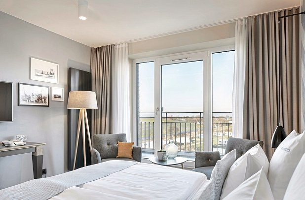 Küstenperle Strandhotel & Spa - Wohnbeispiel Perlezimmer mit seitlichem Meerblick (Zimmercodierung DGN)