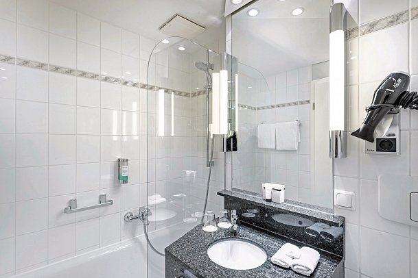 ambassador hotel & spa - Beispiel Bad Doppelzimmer (Zimmercodierungen DB1 & DGN)