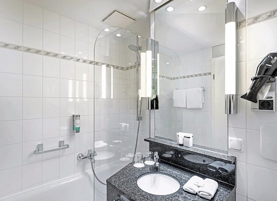 ambassador hotel & spa - Beispiel Bad Doppelzimmer (Zimmercodierungen DB1 & DGN)