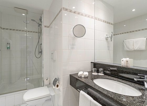 ambassador hotel & spa - Beispiel Bad Doppelzimmer (Zimmercodierungen DB1 & DGN)