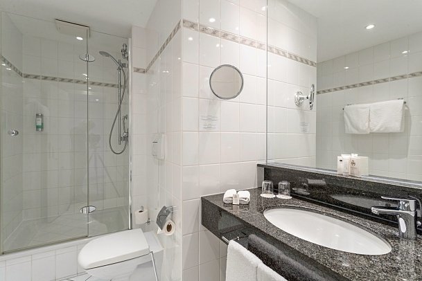 ambassador hotel & spa - Beispiel Bad Doppelzimmer (Zimmercodierungen DB1 & DGN)