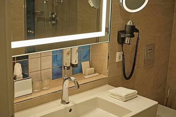 AALERNHÜS hotel & spa - Beispiel Bad Doppelzimmer (Zimmercodierungen DB1 & DB2)