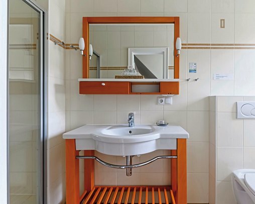 Nordsee-Hotel Arlau-Schleuse - Beispiel Bad Doppelzimmer Standard (Zimmercodierung DG1)