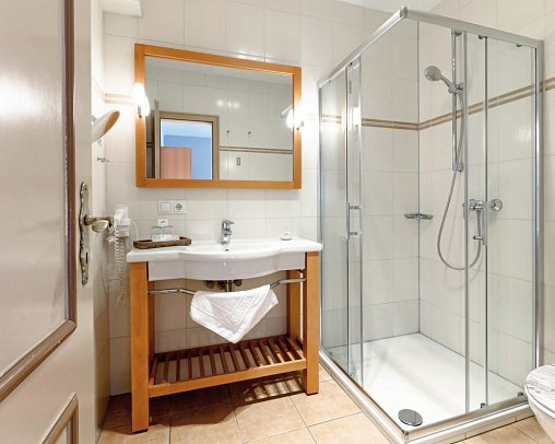 Nordsee-Hotel Arlau-Schleuse - Beispiel Bad Doppelzimmer Komfort (Zimmercodierung DF1)