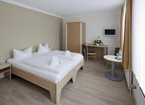 Husum mit Sylt-Ausflug - Wohnbeispiel Doppelzimmer Standard (Zimmercodierung DG1)