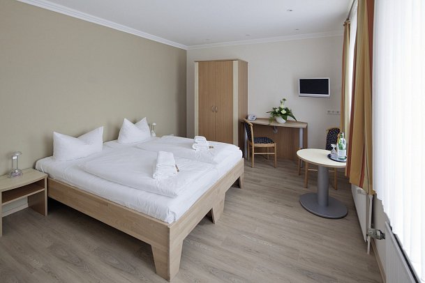 Husum mit Sylt-Ausflug - Wohnbeispiel Doppelzimmer Standard (Zimmercodierung DG1)