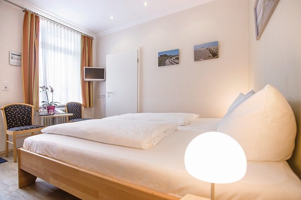 Nordsee-Hotel Hinrichsen - Wohnbeispiel Doppelzimmer Standard (Zimmercodierung DG1)