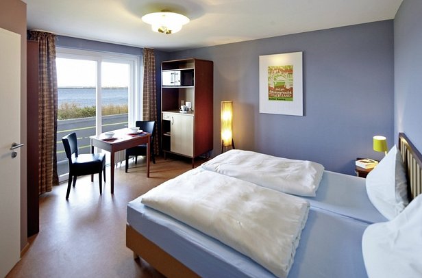 Hotel Helgoländer Klassik - Wohnbeispiel Doppelzimmer Seeseite (Zimmercodierungen DBM & D1M)