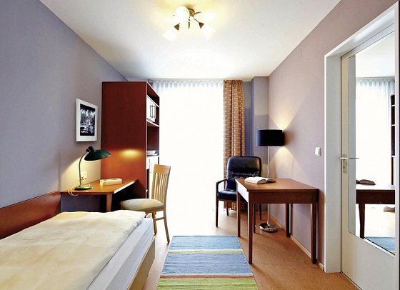 Hotel Helgoländer Klassik - Wohnbeispiel Einzelzimmer seitliche Seesicht (Zimmercodierungen EBN & EB1)