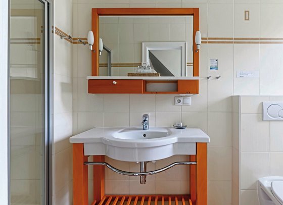 Inselhopping Nordfriesland - Beispiel Bad Doppelzimmer Standard (Zimmercodierung DG1)