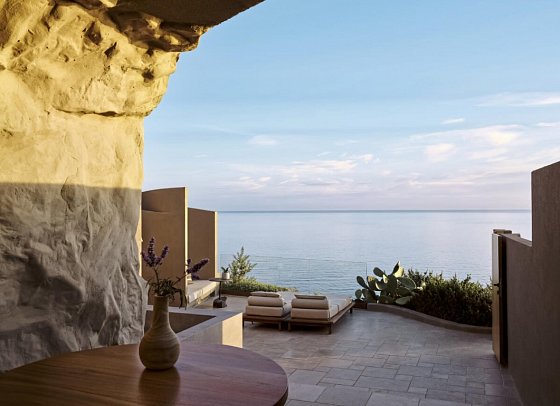 Acro Suites - A Wellbeing Resort - Wohnbeispiel Suite Meerblick Cave Privatpool (Zimmercodierung W1R)