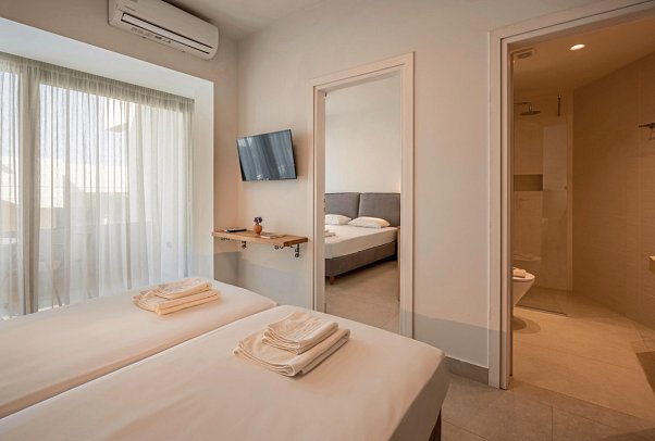 Kathrin Beach - Wohnbeispiel Familienzimmer mit Verbindungstür (Zimmercodierungen FV1 & FVN)